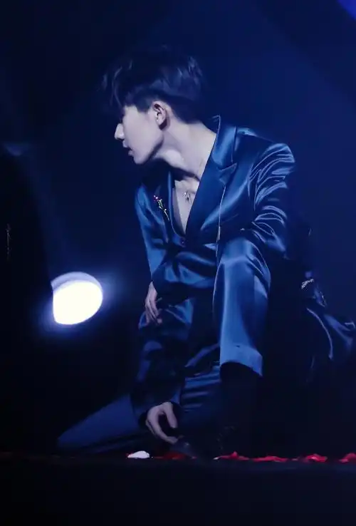 少年的肩应该担起草长莺飞和清风明月之【炸1队长马嘉祺部位苏感图】