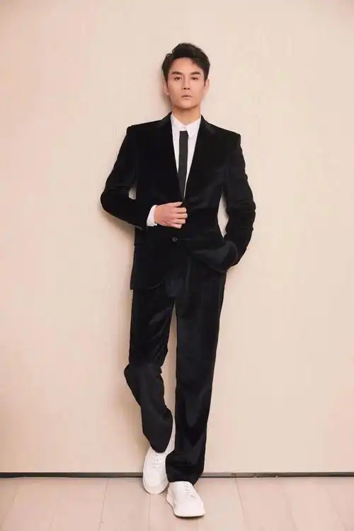 孙俪又穿火了"黑西服",内搭白衬衫利落干练,知性飒爽又有气场|西装