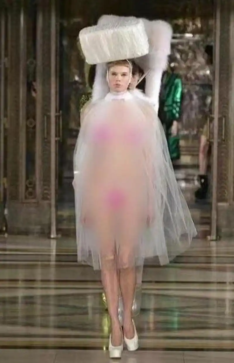 2013年,伦敦时装周上出现了一批让人惊讶的裸体模特