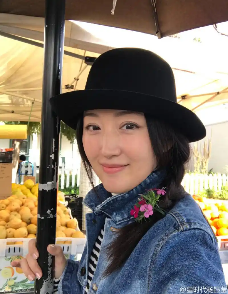 46岁杨钰莹美国逛农贸市场