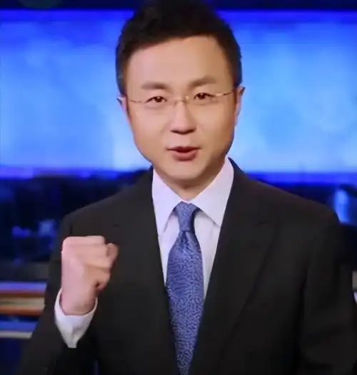 央视主持人刚强:娶二婚春妮为妻,43岁当了爸爸,今一家3口幸福美满