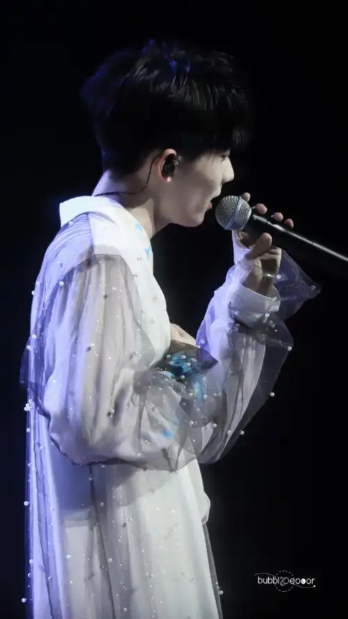 马嘉祺带你们开开眼马嘉祺白衣 披风薄纱造型封神,倒是换来队友这两年