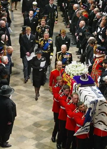 女王的亲妹妹葬礼上不愿向戴安娜王妃的灵柩鞠躬_腾讯新闻