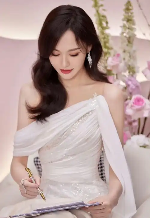 唐嫣褶皱白裙#白色褶皱长裙的唐唐好美,微卷长发散发魅力女人的成 ..