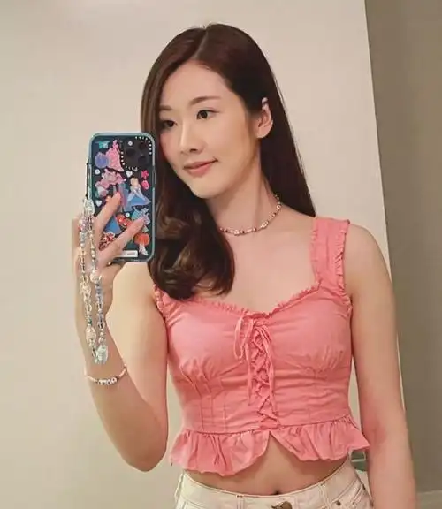 tvb知名演员邓佩仪受邀担任2022年温哥华华裔小姐选美大赛的评委