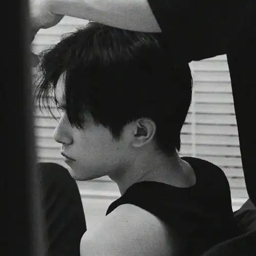 易烊千玺氛围感黑白头像 太爱了|易烊千玺_新浪新闻