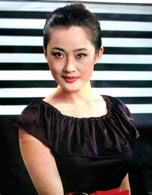 演员盖丽丽:25岁爆红,因"哺乳戏"退圈,如今是张嘉译海清老板_曹华益