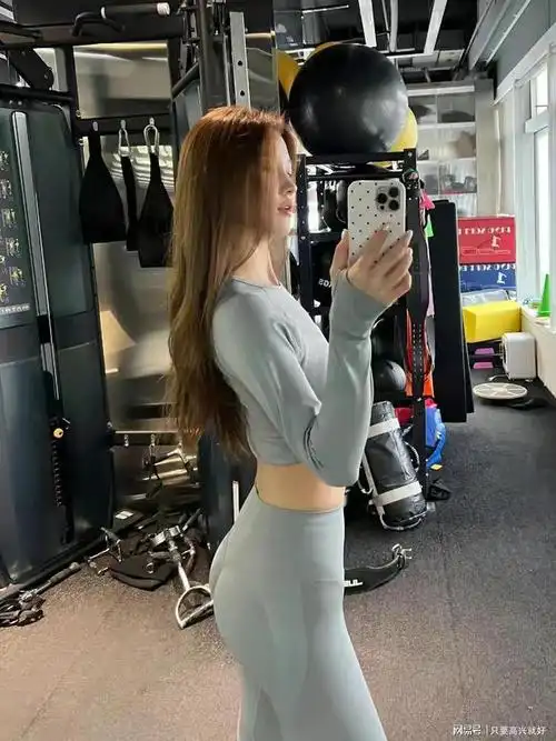 健身女孩灰色瑜伽服美女健身房摄影写真