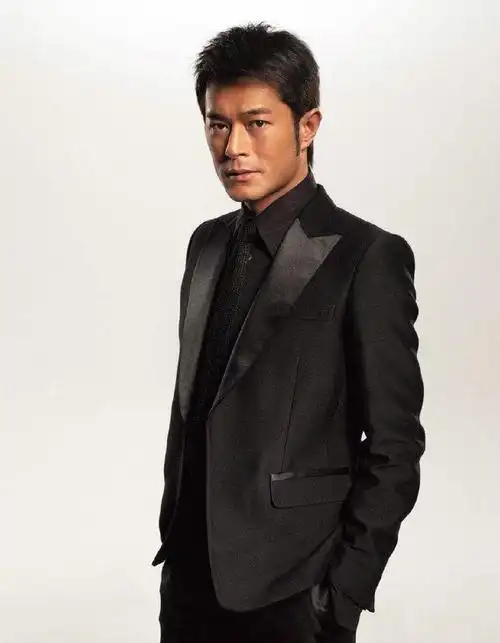 年近五十的古天乐竟依旧英俊潇洒,网友直呼:不敢想象!