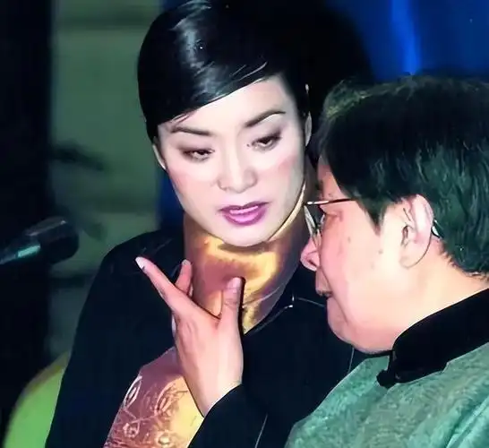 2021年解直锟离世后260亿遗产给他人打理毛阿敏和女儿的选择