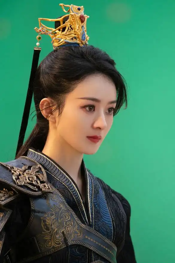 赵丽颖宣传新剧晒照,对镜比心甜如初恋,指甲漆黑引热议