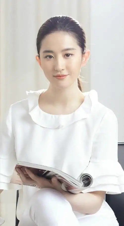 刘亦菲近照曝光霸气马尾造型干练十足网友评论出奇一致