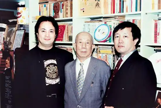 汤晓丹与儿子汤沐黎(右),汤沐海(左)在一起