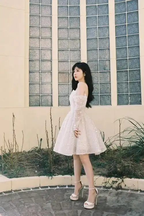 赖美云一袭抹胸短裙穿出好比例,示意小个子穿衣品味 明星搭配 第4张