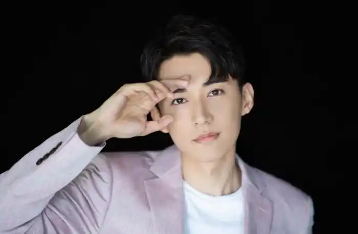 刘学义,1990年7月6日出生于山东青岛,中国内地男演员,毕业于中央戏剧