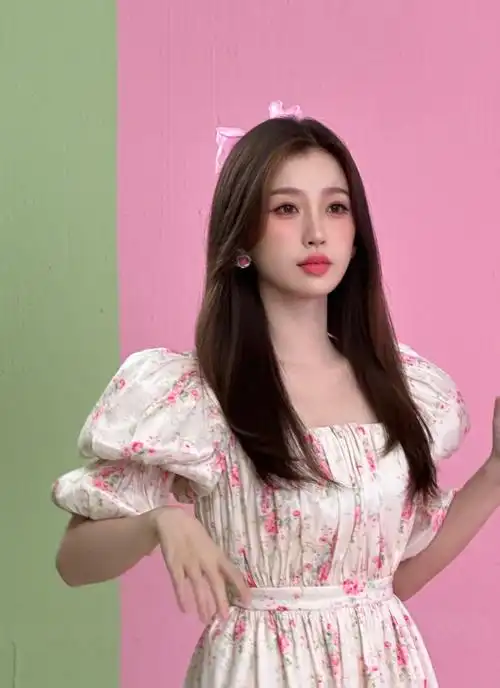 虞书欣穿碎花裙露美腿 头戴蝴蝶结卖萌