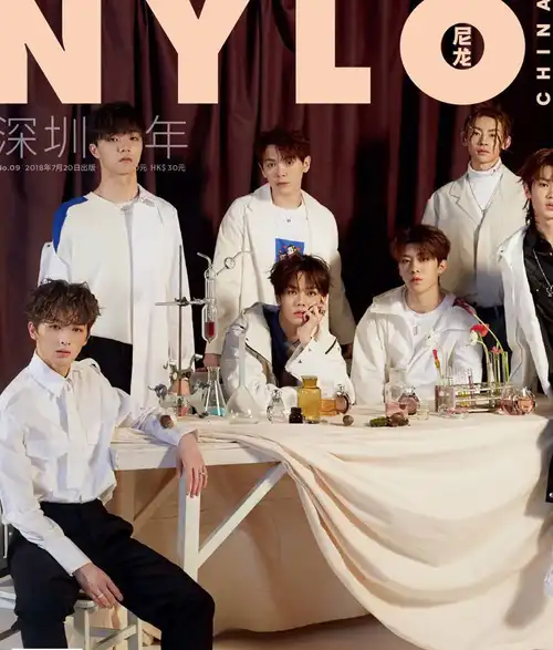 百分九最新封面少两人,林彦俊占据c位,朱正廷像王子,丞丞高冷