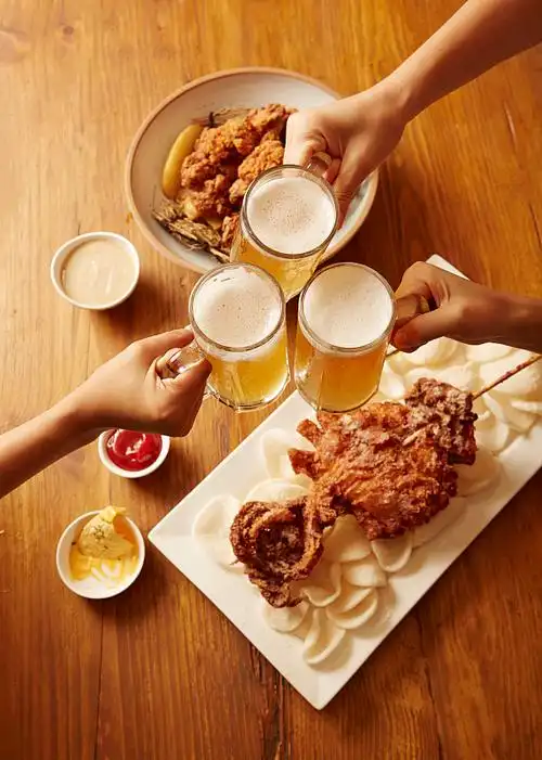 人们手握着一杯啤酒图片