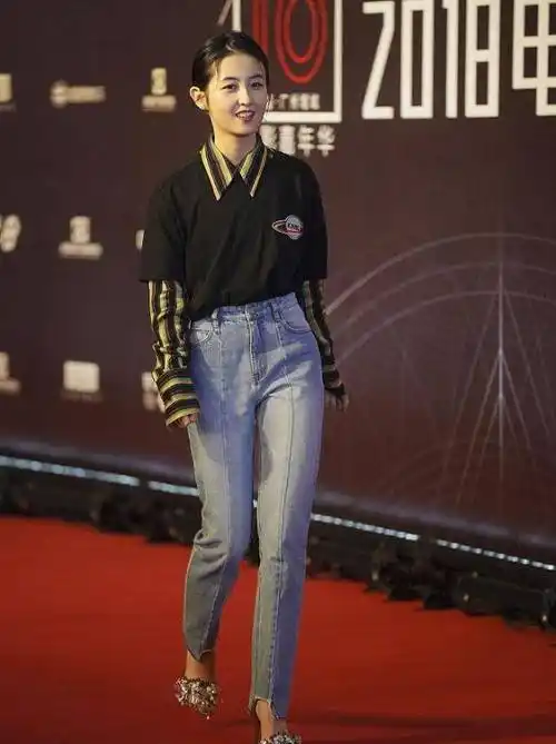 张子枫出游照被吐槽,条纹衬衫搭配凉鞋,真是甜美的年纪-中国着装