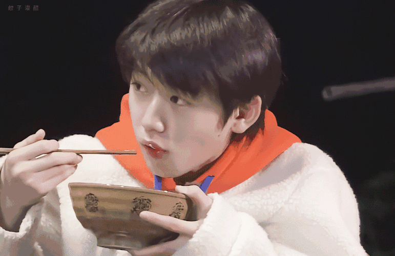 明朗的笑容,再加上当眼神偏向你时所表现出的「被发现后的惊喜感」,本