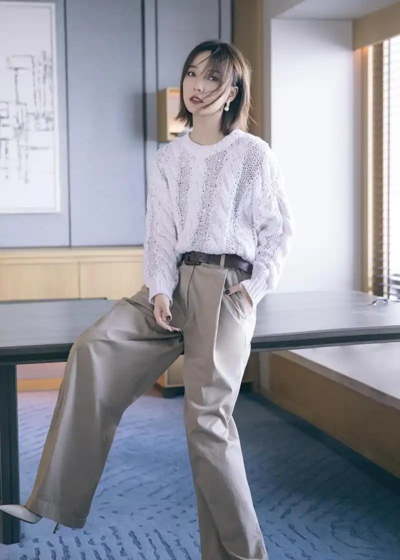 原创36岁王珞丹美如18岁少女波波头搭配白色上衣阔腿裤减龄时髦