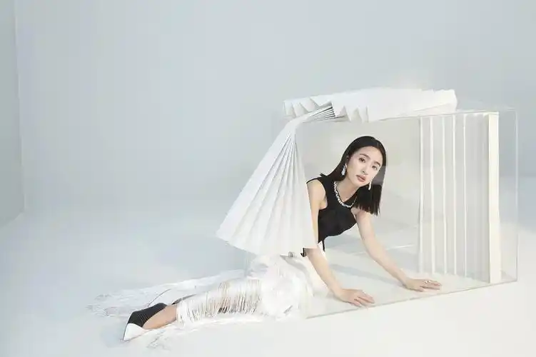 林依晨温婉恬静时尚写真大片