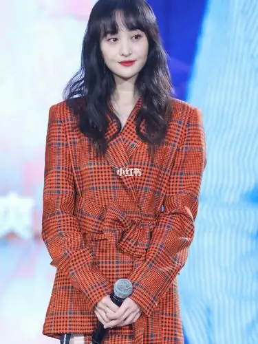 郑爽红色格纹西装# 郑爽芒果tv招商会状态真好 红色格纹西装搭配齐