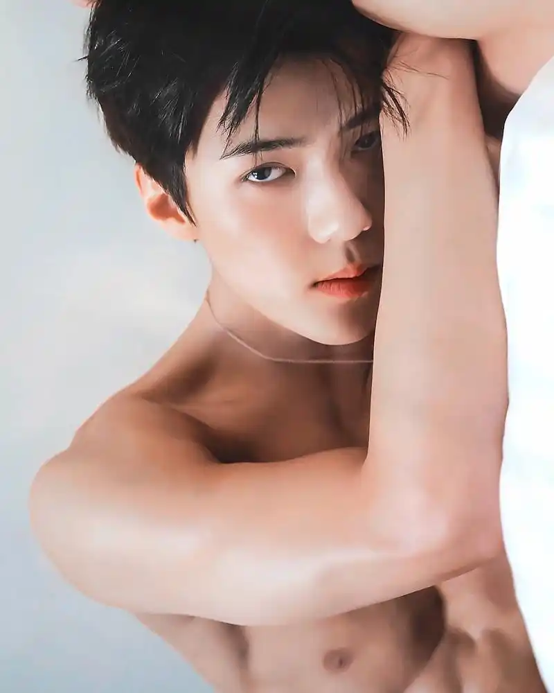 吴世勋衣衫不整上演"腹肌诱惑",网友很慌张"快穿上"