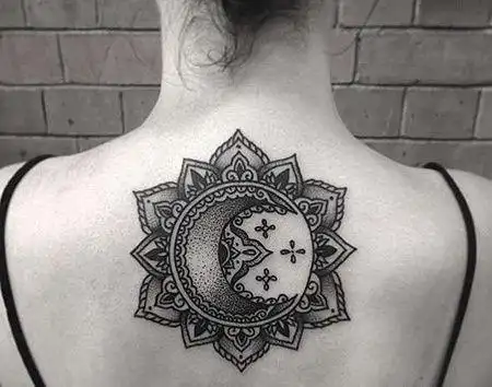 几何后背月亮太阳纹身图案