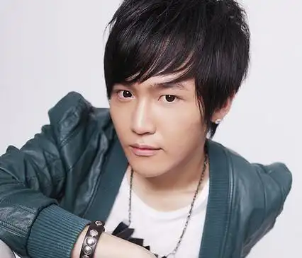 李炜否认快男冠军内定说避谈富二代女友