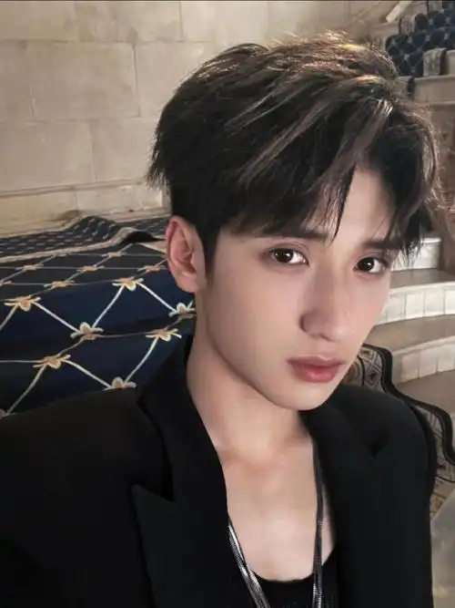 严浩翔高会#有个小男孩自拍眼睛都是带钩子的06