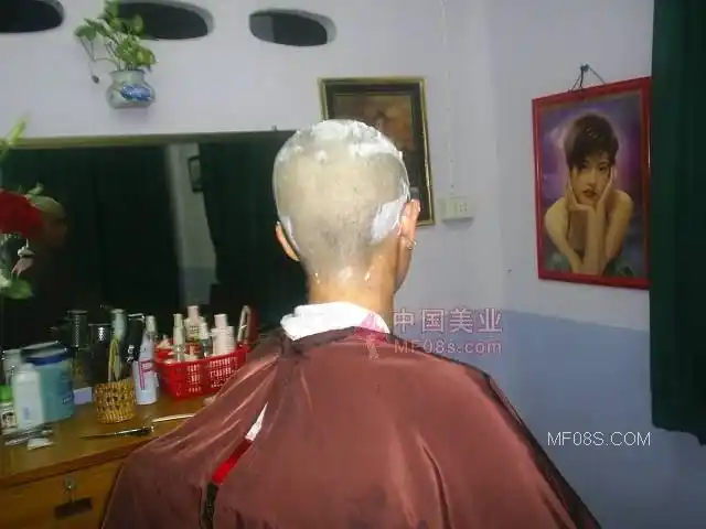 小妮子也喜欢剃光头