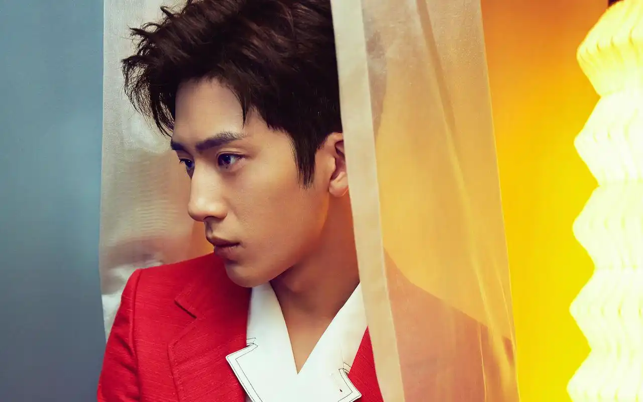 井柏然时尚帅气图片桌面壁纸