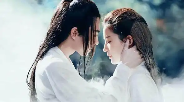 刘亦菲现身迪拜被偶遇,穿波点长裙秀美腿,不给签名疑似耍大牌|素颜