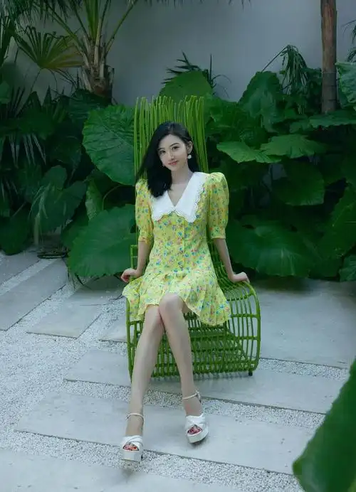 穿越时光,感受夏日与金秋的邂逅,景甜穿绿色碎花裙,清新怡人