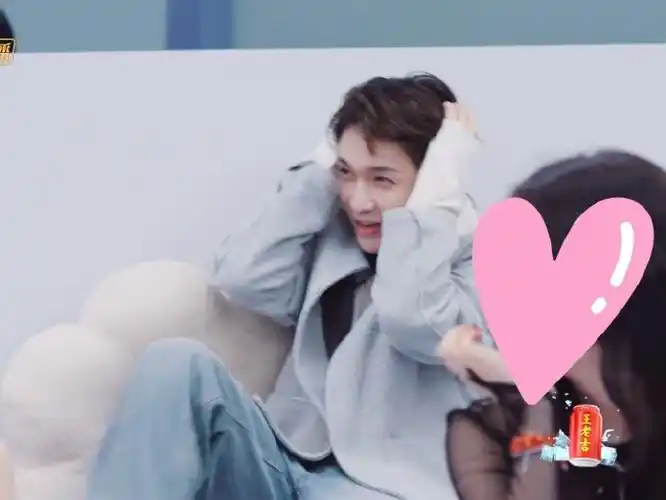 张艺兴超话#张艺兴百分百出品#  小羊宝宝看自己的归零路演看害羞了