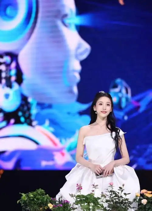 姜贞羽久违回归舞台一支红衣水袖舞惊艳众人