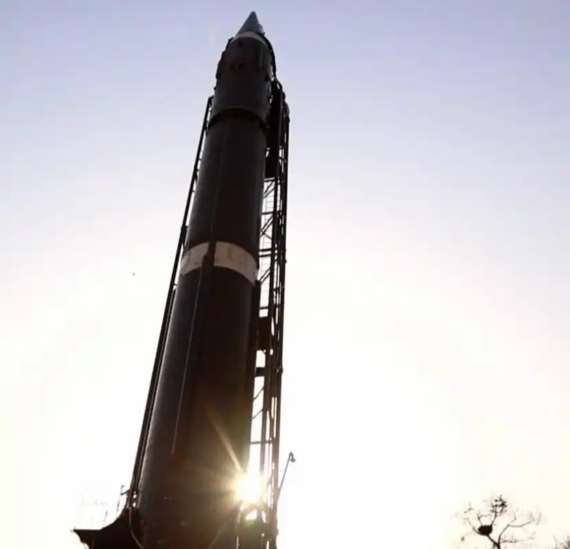 中国火箭军展示一老东风导弹,外形硕大可带多枚核弹,极具威慑力