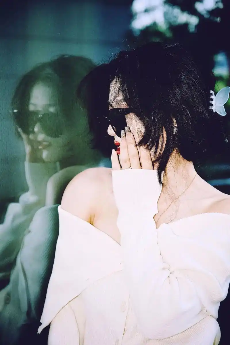 复古港风."嗯?今天你不买宵夜给女朋友吃了?"#原创摄影   - 抖音