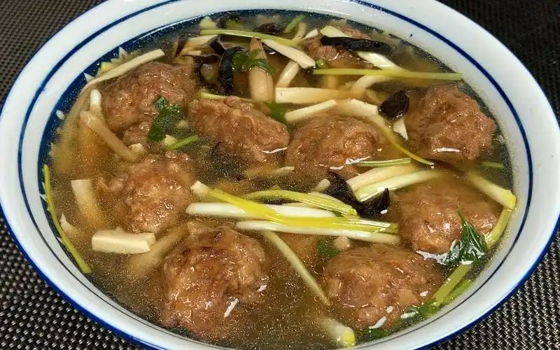 河南特色酸辣丸子汤,酸辣开胃,人人爱喝,天冷喝最过瘾