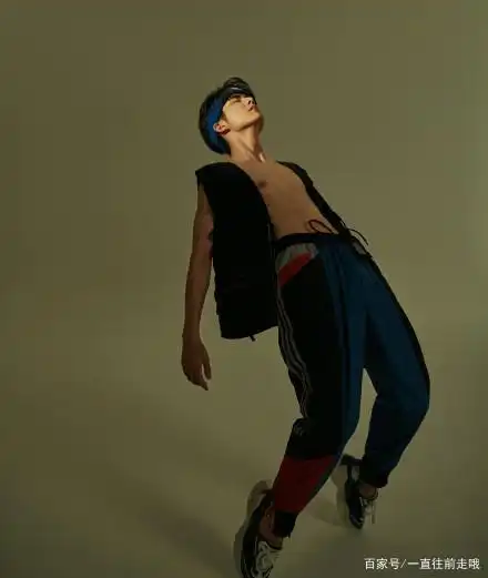 张新成真的是要肌肉有肌肉,要才华有才华,这样的帅哥谁不爱?