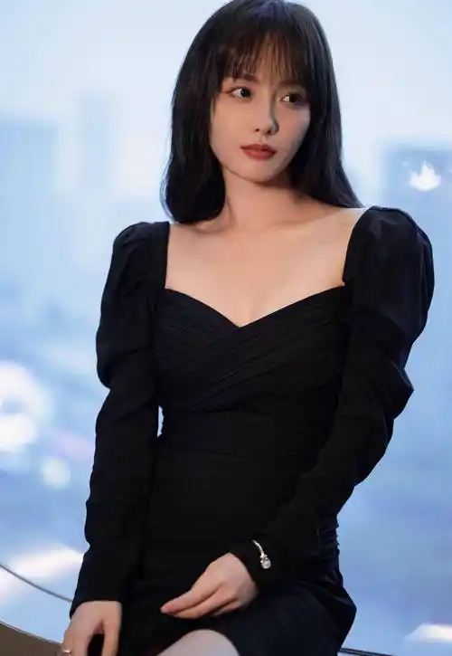 张嘉倪最新写真,一袭优雅长裙温柔似水,精致妩媚_感觉_时尚_礼服