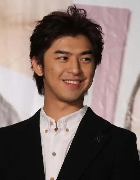 陈柏霖档案名称:陈柏霖柏林生日:8月27日星座:处女血型:b身高:180体重