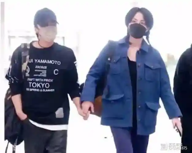 王菲谢霆锋机场牵手谁记得当年那个羞涩的少年