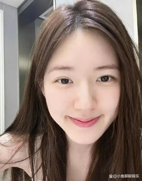 赵露思深夜晒素颜照,皮肤细腻光滑又白皙,小表情超级可爱甜美