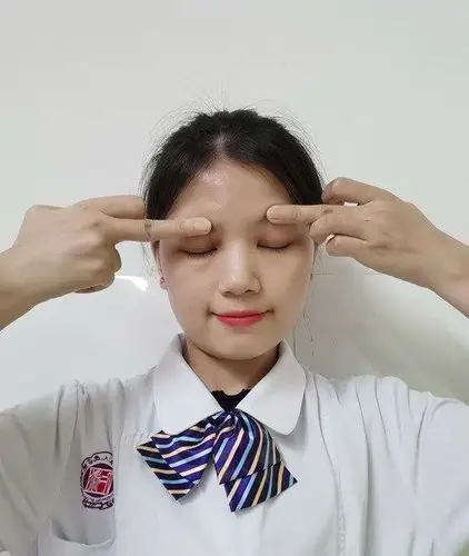 26岁小伙风扇吹一夜变面瘫美小护教六步鬼脸操促康复