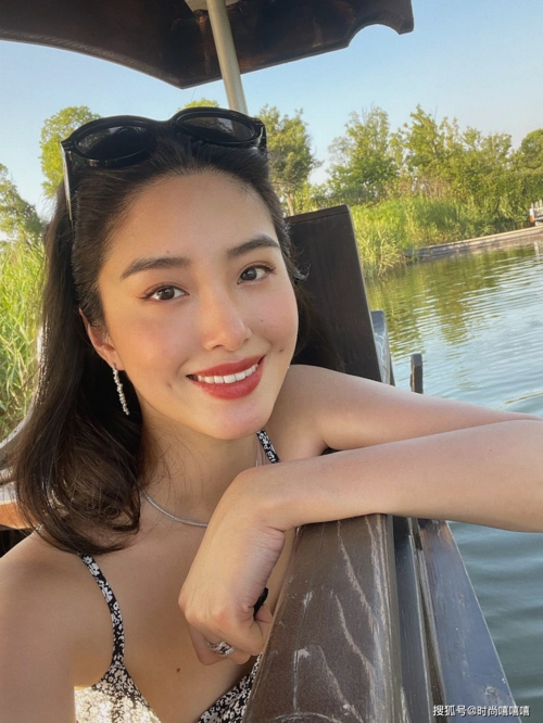 杨采钰好会秀身材,三组度假造型显瘦又气质,随性慵懒好适合夏天