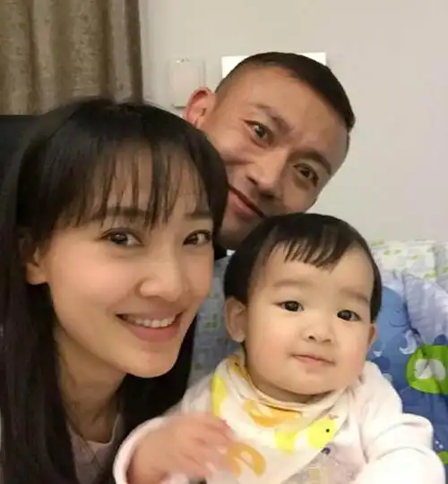 她追星追到丈夫,27岁如愿嫁给偶像,二人相差9岁低调相爱