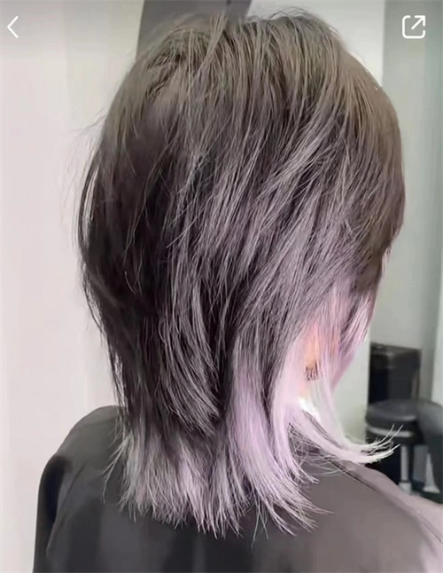 紫色挑染的狼尾发,让短发的层次更明显,这一披肩发型好看到不行.