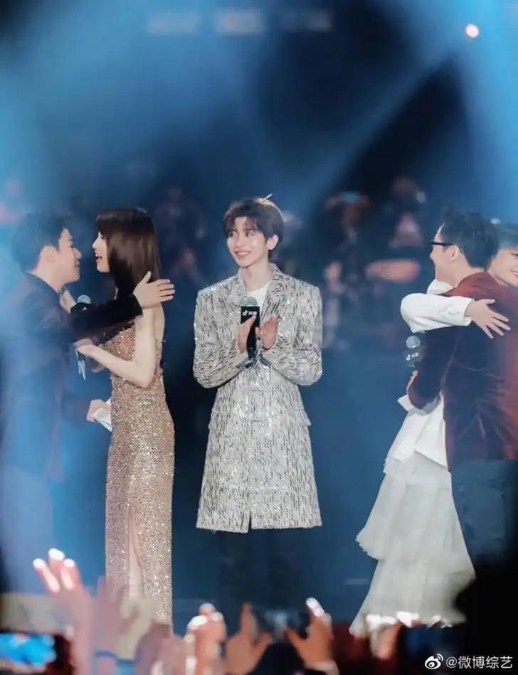 蔡徐坤演唱会互动女网红引质疑 曼谷演唱会上,蔡徐坤与粉丝的亲密互动